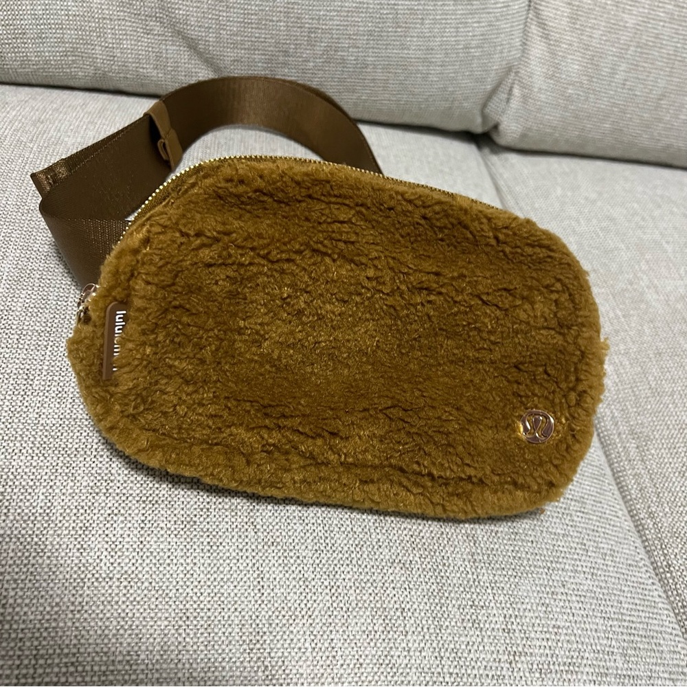 Brand new with tags Lululemon Everywhere fleece belt bag, burnt camel and gold - Picture 2 of 9